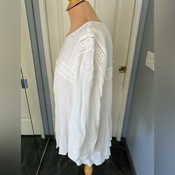 Torrid Size 3 White Crinkle Gauze Embroidered Peasant Boho Top - Picture 7 of 10